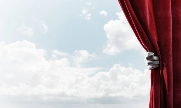 Bewölkte Landschaft hinter rotem Vorhang und Hand in Hand — Stockfoto