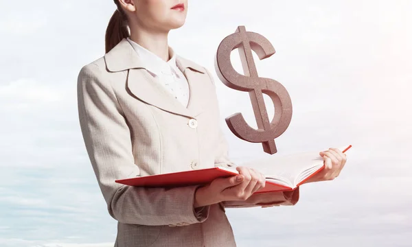 上のドル記号を持つビジネスウーマンは ノートブックを開きました 投資とお金の節約サービス スカイスケープを背景に白いビジネススーツを着たエレガントな若い女性 金融会社広告 — ストック写真