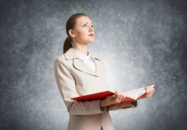 Mulher Atraente Segurando Caderno Aberto Fundo Parede Cinza Jovem Elegante — Fotografia de Stock