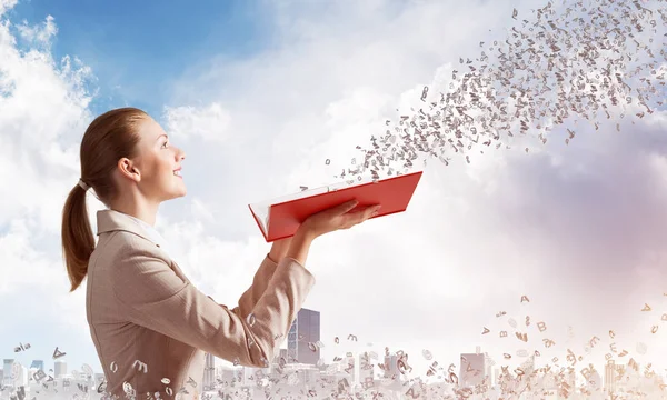 Mujer Mirando Volando Cartas Azar Libro Abierto Elegante Mujer Joven — Foto de Stock