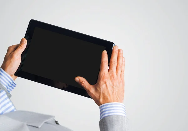 Mains de l'homme d'affaires tenant tablette PC avec écran noir — Photo