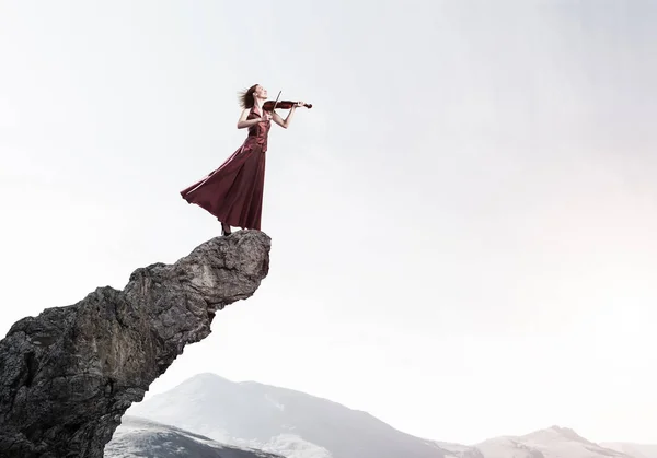 Unga Attraktiva Flicka Spela Violin Stående Toppen Rock — Stockfoto