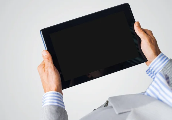 Руки бизнесмена держат планшетный компьютер с черным экраном — стоковое фото
