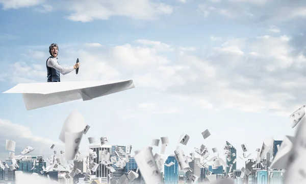비행기에 스티어링 비명을 지르는 조종사 그래픽과 떨어지는 하늘에 에비에이터 비행기 — 스톡 사진