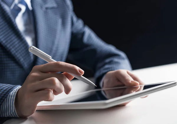 Mann im Business-Anzug bedient Tablet-Computer — Stockfoto