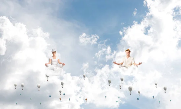年轻夫妇保持眼睛闭着 看着集中 而在空中飞行轻飞行器与多云影像的背景冥想 — 图库照片