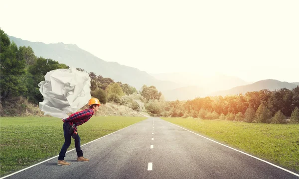 Costruttore Uomo Portando Palla Carta Sulla Schiena — Foto Stock