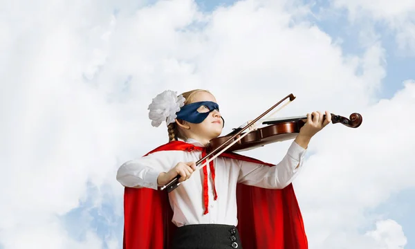 Pequena Criança Confiante Máscara Capa Toca Violino Contra Fundo Céu — Fotografia de Stock