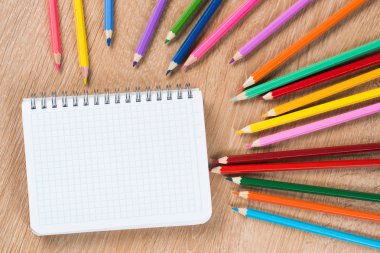 Masa başında kalem ve defter ile okul natürmort fikri