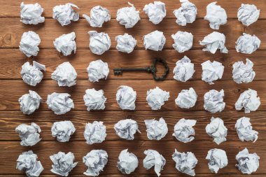 Paperballs arasında eski anahtar ile başarı ve fırsat kavramı