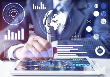 İşadamı tablette finansal verileri analiz ediyor