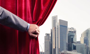 Modern iş şehir manzarası perde arkasında işadamı el tarafından açıldı