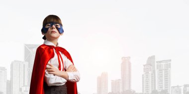 Küçük kendine güvenen çocuk maskesi ve cape serin süper kahraman çalış