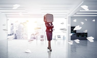 İş kadını baş yerine eski bir Tv ile.