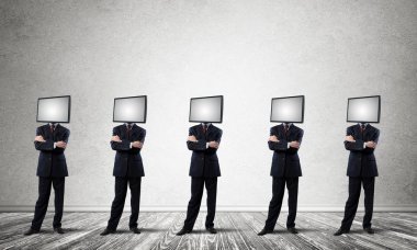 Baş yerine monitörlü iş adamları..