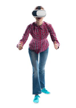 VR kulaklık takan ve havada el kol hareketi yapan genç bir kadın. Bayan bir şey yukarı ya da aşağı kaldırıyor. Siber uzayla jestler kullanarak etkileşim kurar. Gri arka planda kız kıza stüdyo fotoğrafları. Sanal gerçeklik simülasyonu