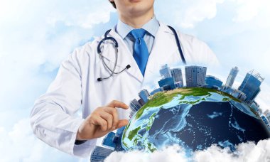 Kavramsal görüntü emin sanayi çalışanın Büyüteç aracılığıyla dünya dünya üzerinde seyir ile bulutlu gökyüzü arka plan üzerinde beyaz elbiseli. Tıp sektöründe kavramı. Nasa tarafından döşenmiş bu görüntü unsurları