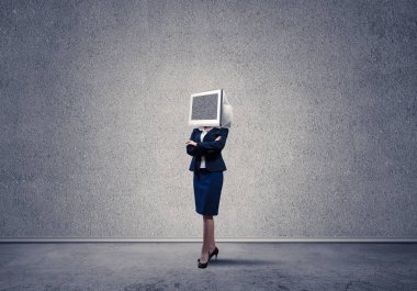 Arka plan üzerinde duran gri Duvar ile boş oda içinde iş kadını kıyafetli kafa silah tutmak yerine İzleyicisi ile geçti.