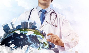 Genç ama beyaz steril giysi ve dünya küre ile bulutlu gökyüzü arka plan üzerinde büyüteç aracılığıyla keşfetmek ve boynunda steteskop profesyonel adam doktor. Tıp sektöründe kavramı. Nasa tarafından döşenmiş bu görüntü unsurları