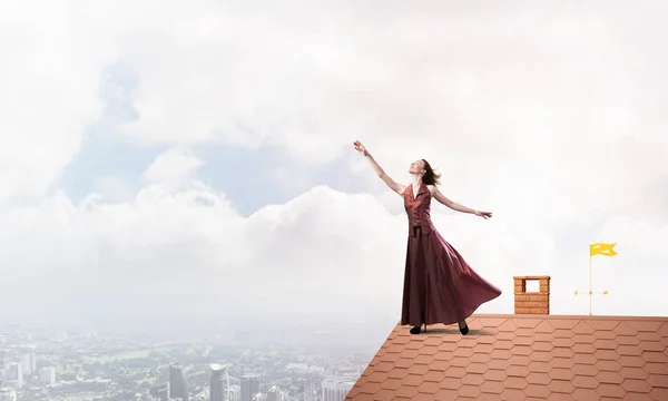 Gökyüzüne Uzanan Tuğla Çatıda Genç Çekici Kadın Karışık Teknik — Stok fotoğraf