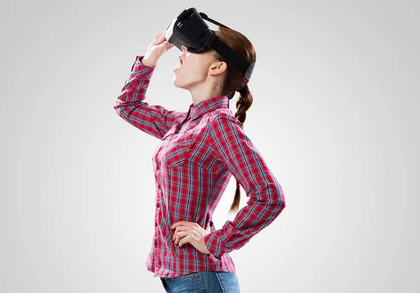 Молодая Женщина Клетчатой Рубашке Виртуальном Шлеме Сером Фоне — стоковое фото