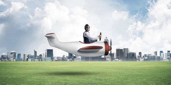 Fiatal Pilóta Aki Egy Kis Légcsavar Síkot Hajtott Modern Metropolisz — Stock Fotó