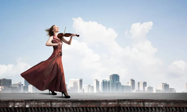 Joven Chica Atractiva Tocando Violín Parte Superior Del Edificio Medios —  Fotos de Stock