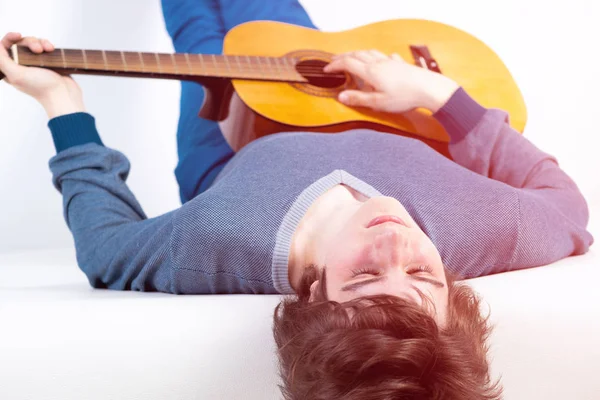Junger Mann Mit Geschlossenen Augen Der Gitarre Übt Gitarrist Auf — Stockfoto