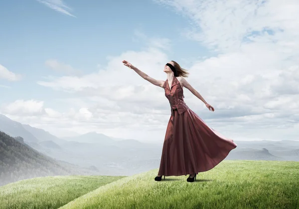 Ung Attraktiv Kvinna Avkopplande Sommardag Mot Himmel Bakgrund — Stockfoto