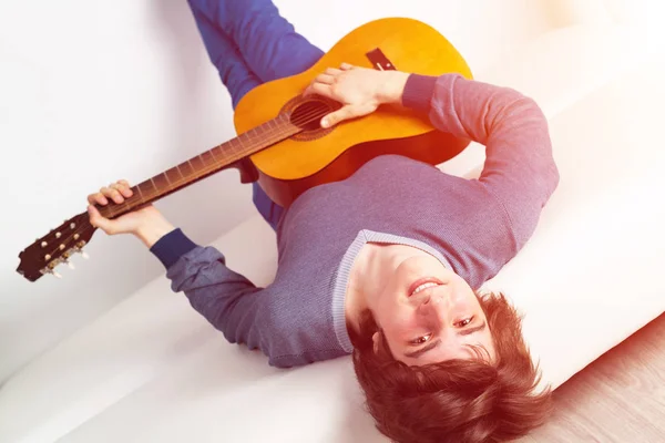 Joyeux Jeune Homme Allongé Sur Canapé Avec Guitare Guitariste Souriant — Photo