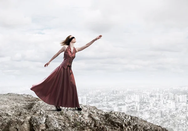 Mujer Atractiva Joven Relajante Día Verano Contra Fondo Del Paisaje — Foto de Stock