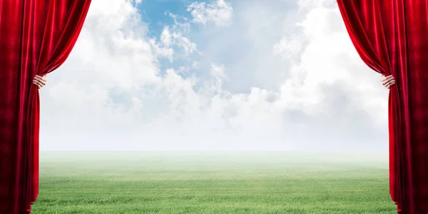 Groene weide achter rood gordijn en hand houden het — Stockfoto