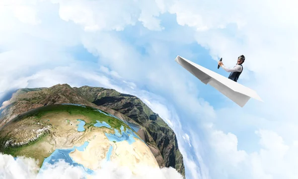Pilot Mit Lederhelm Und Schutzbrille Steuer Eines Papierflugzeugs Vor Blauem — Stockfoto