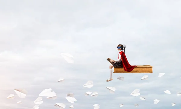 Niño Pequeño Con Máscara Capa Flotando Libro Cielo Leyendo — Foto de Stock