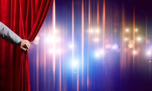 Боке огни за занавеской драпировки и рукой открыть его
