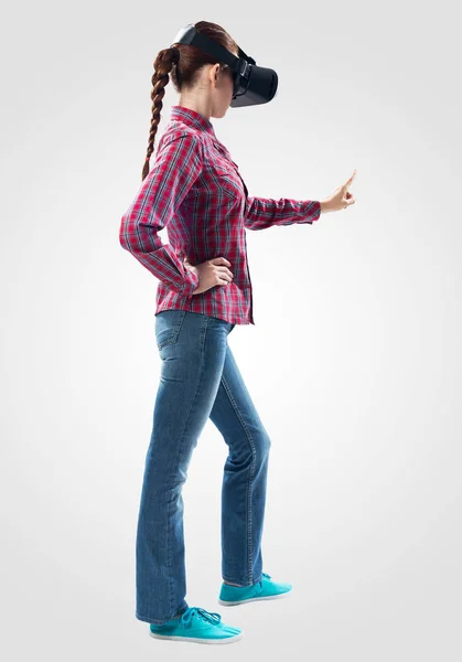 Gyönyörű Lány Használ Virtuális Valóság Szemüveg Visel Szemüvegek Kölcsönhatásba Lép — Stock Fotó