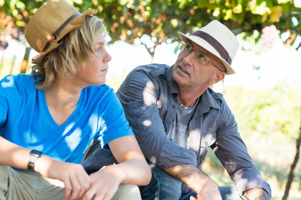 Winegrowers Straw Hats Relaxing Garden Sunny Day Father Son Gardeners — Stock Photo, Image