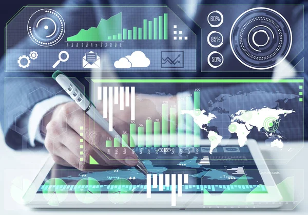 Biznesmen analiza Trading diagram na tablecie — Zdjęcie stockowe