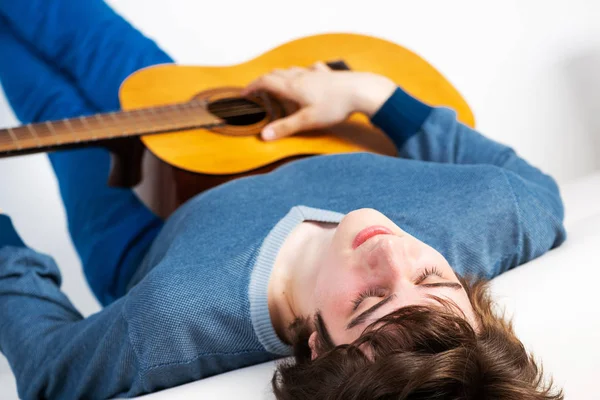 Jovem Olhos Fechados Praticar Guitarra Guitarrista Deitado Sofá Branco Músicos — Fotografia de Stock