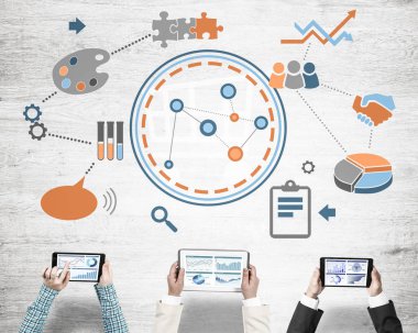 Masada oturan ve alet kullanan iş adamlarının en iyi görüntüsü.