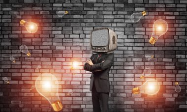 İşadamı kafa yerine eski Tv ile.