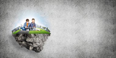 ECO konsepti yüzen ada ve üzerinde kitap oturan çocuklar.