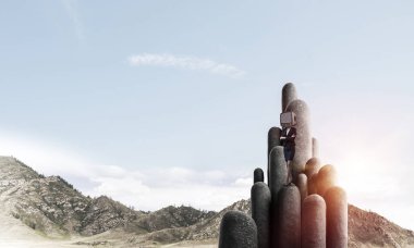 İş kadını baş yerine eski bir Tv ile.