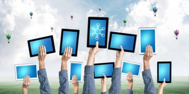 Boş tablet pc gösteren satırda işadamı ellerini kapatın 