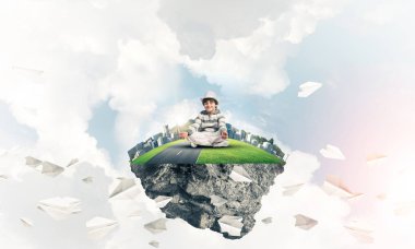 Genç küçük çocuk gözleri koruma kapalı ve seyir Adası arasında kağıt uçaklar ile bulutlu gökyüzü arka plan üzerinde uçan uçan üzerinde meditasyon sırasında konsantre. 3D render.