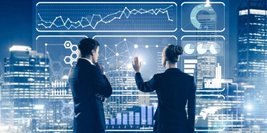 Arka ayakta ve sanal ekran ile birlikte çalışan iki iş adamları