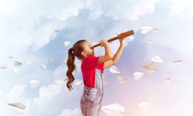 Gökyüzü arka plan hakkında geleceği görmenin karşı tulum, küçük şirin kız