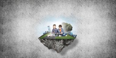 ECO konsepti yüzen ada ve üzerinde kitap oturan çocuklar.