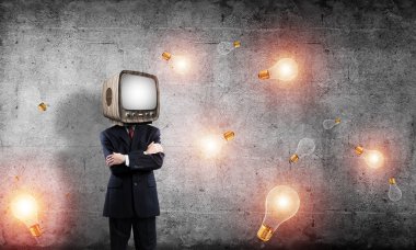 İşadamı kafa yerine eski Tv ile.