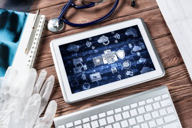 Üstten ahşap masa üzerinde tablet ile modern tıp kavramı 